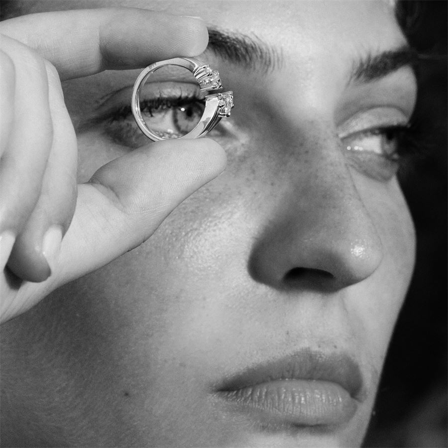 Anello contrariè 'Reverso' in oro bianco e diamanti REVERSO | AN CONTRAU18B CT0,63